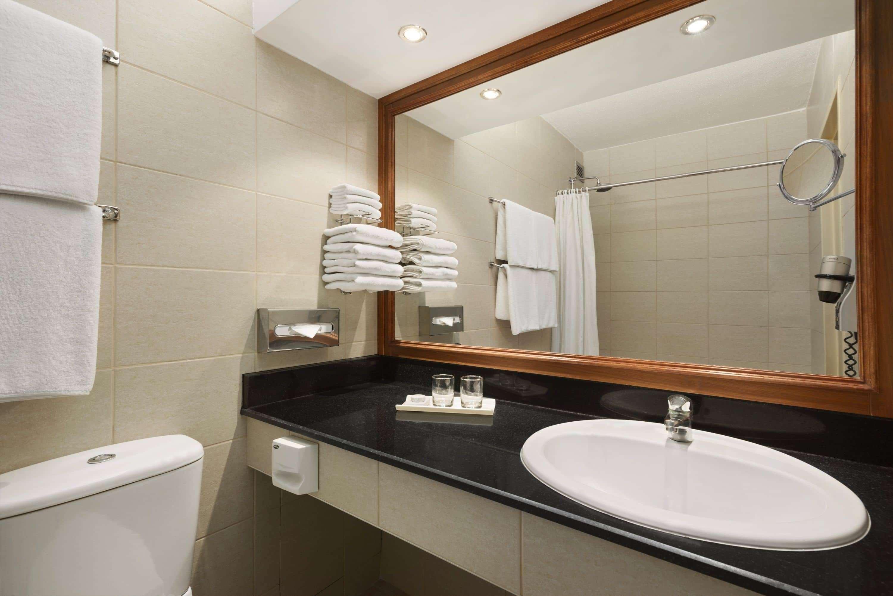 Ramada By Wyndham Bahrain Hotell Manama Eksteriør bilde
