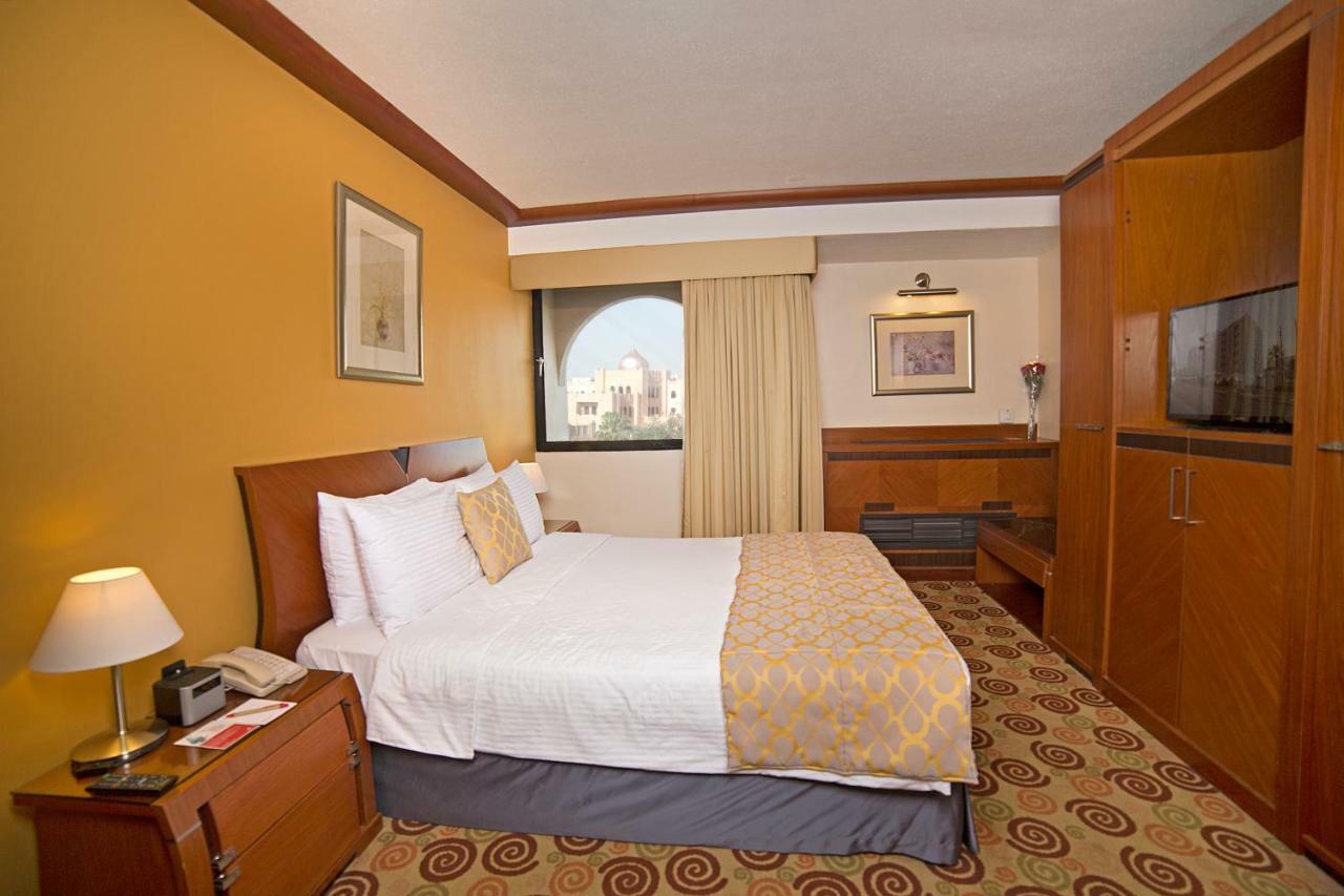 Ramada By Wyndham Bahrain Hotell Manama Eksteriør bilde